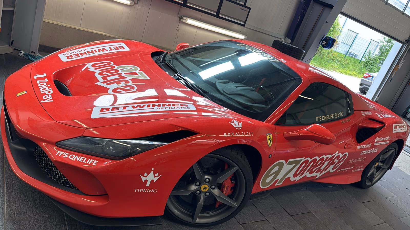 Roter Ferrari 488 mit Rallye-Folierung – Außenpflege