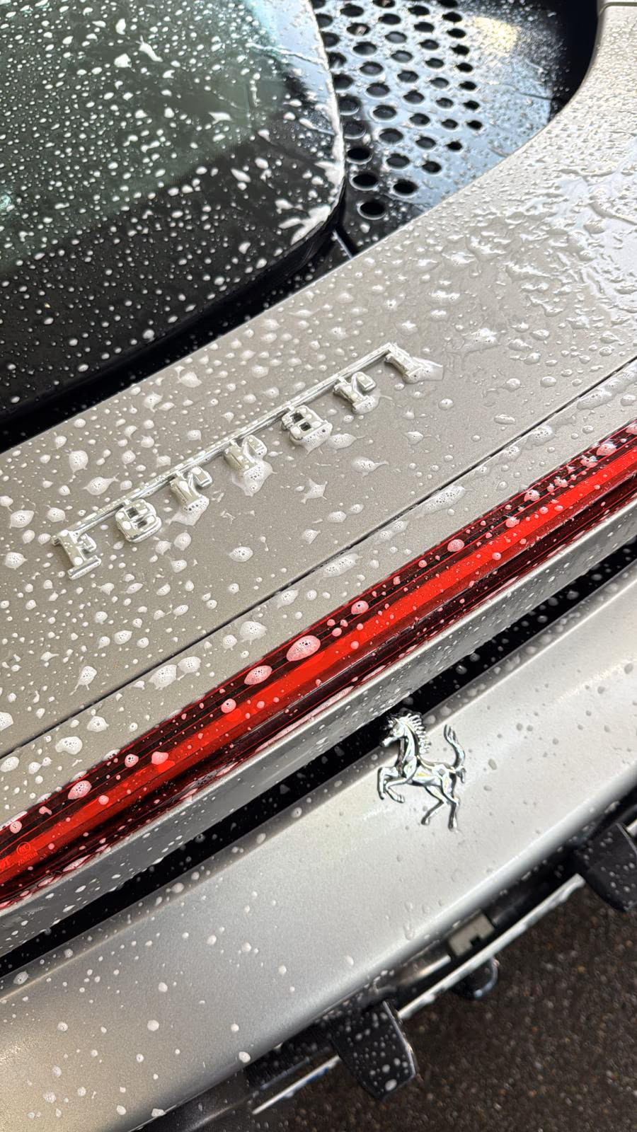 Ferrari Heckpartie – Detailaufnahme nach Handwäsche