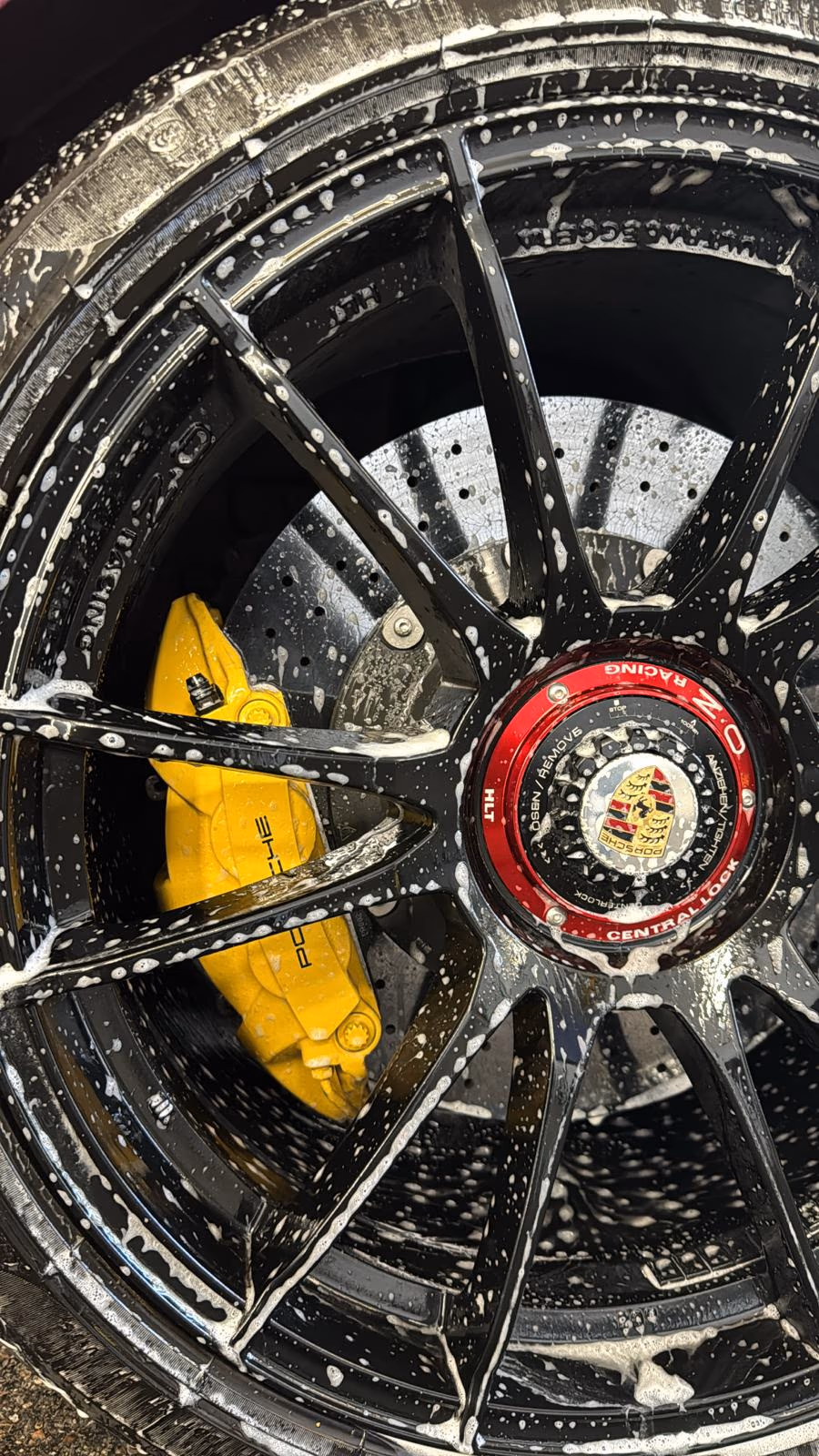 Porsche Felgenreinigung – geschliffene Felgen & gelbe Bremssättel