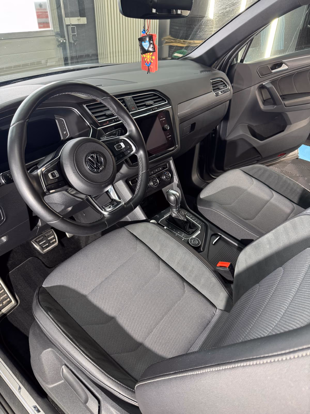 VW Tiguan Innenraum nach Komplettreinigung – saubere Stoffsitze