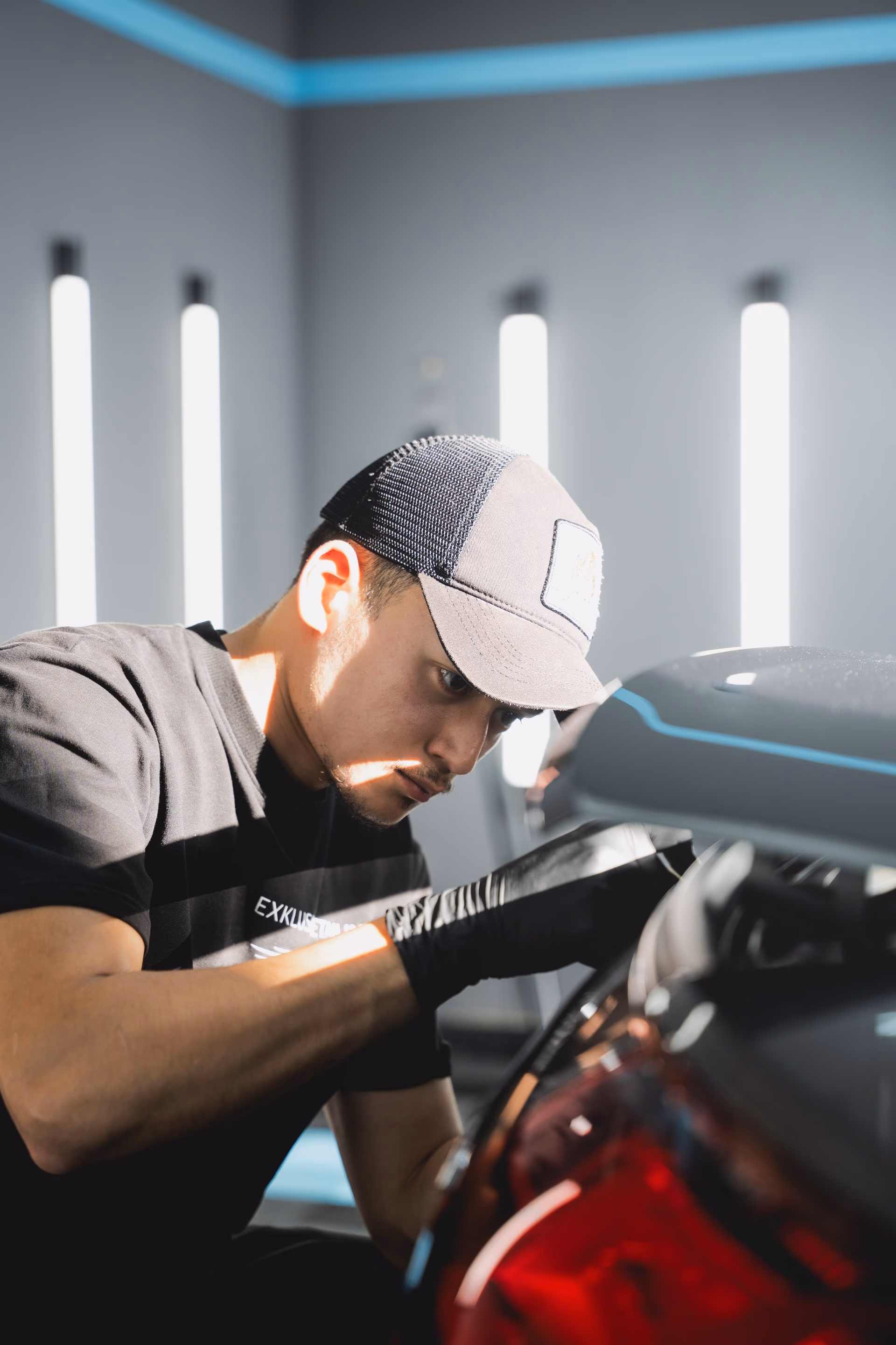 Aufbereiter bei der Pflege eines Audi TT im Exklusiv Detailing Studio
