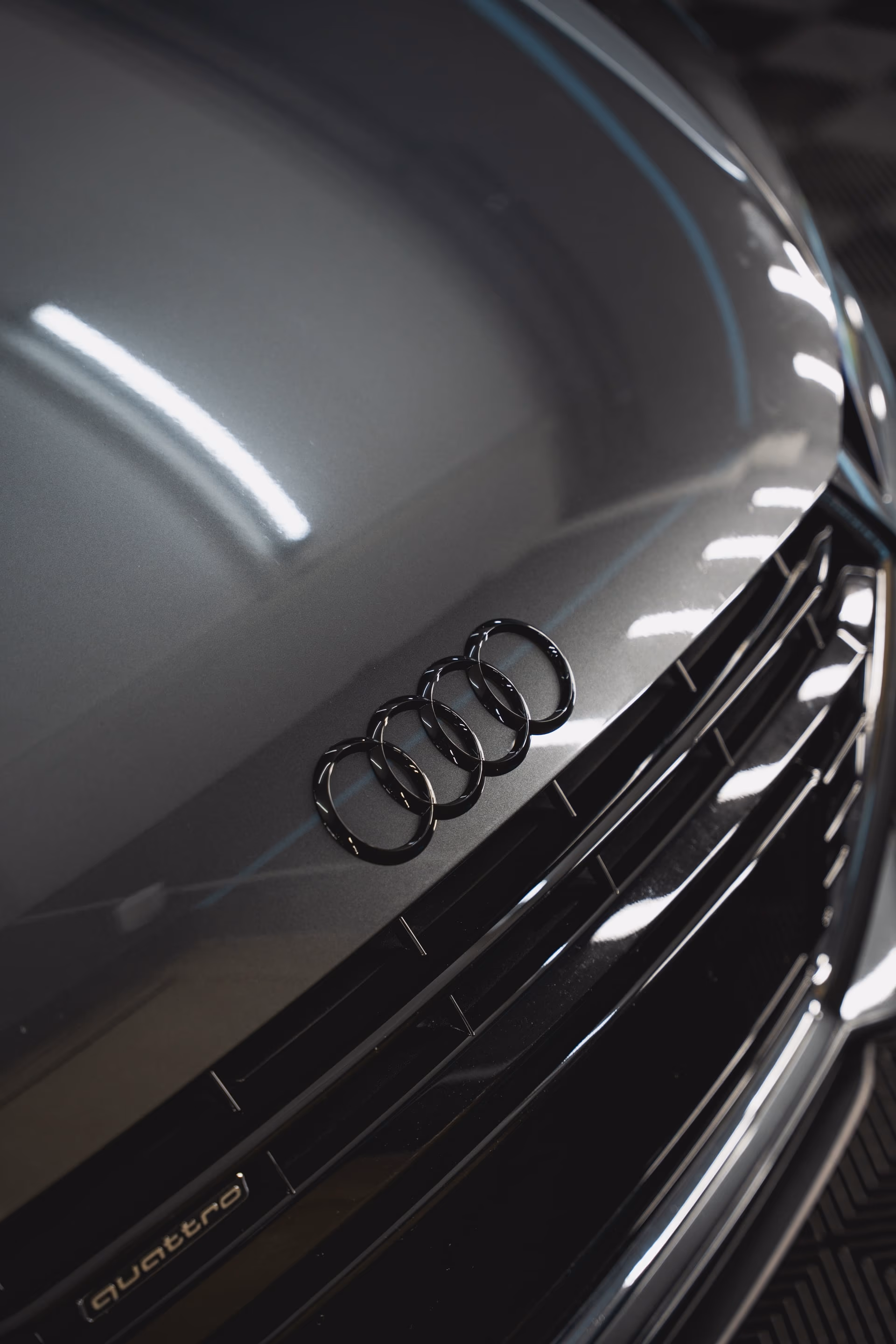 Audi Emblem auf hochglänzendem Lack nach Politur