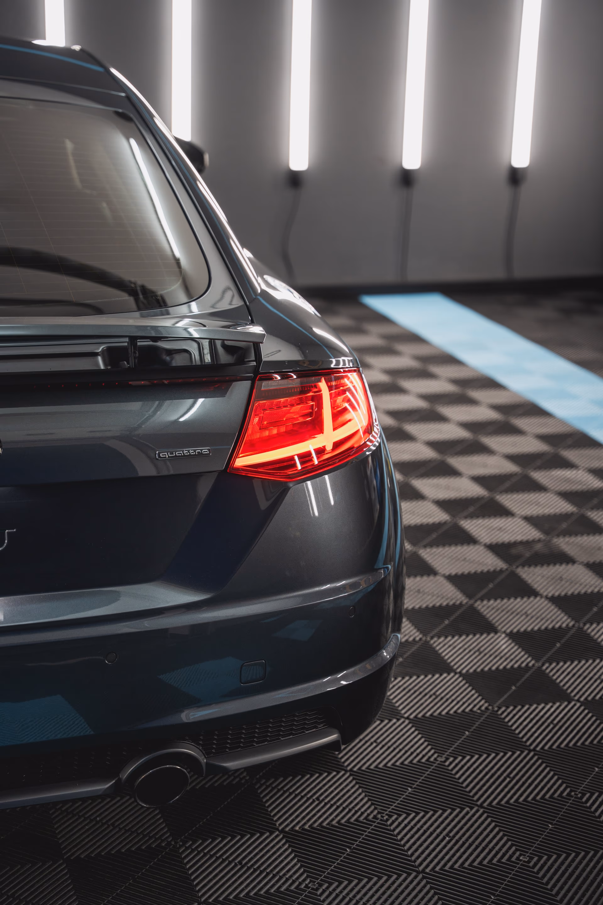Audi TT Heckansicht im Detailing-Studio nach Fahrzeugaufbereitung