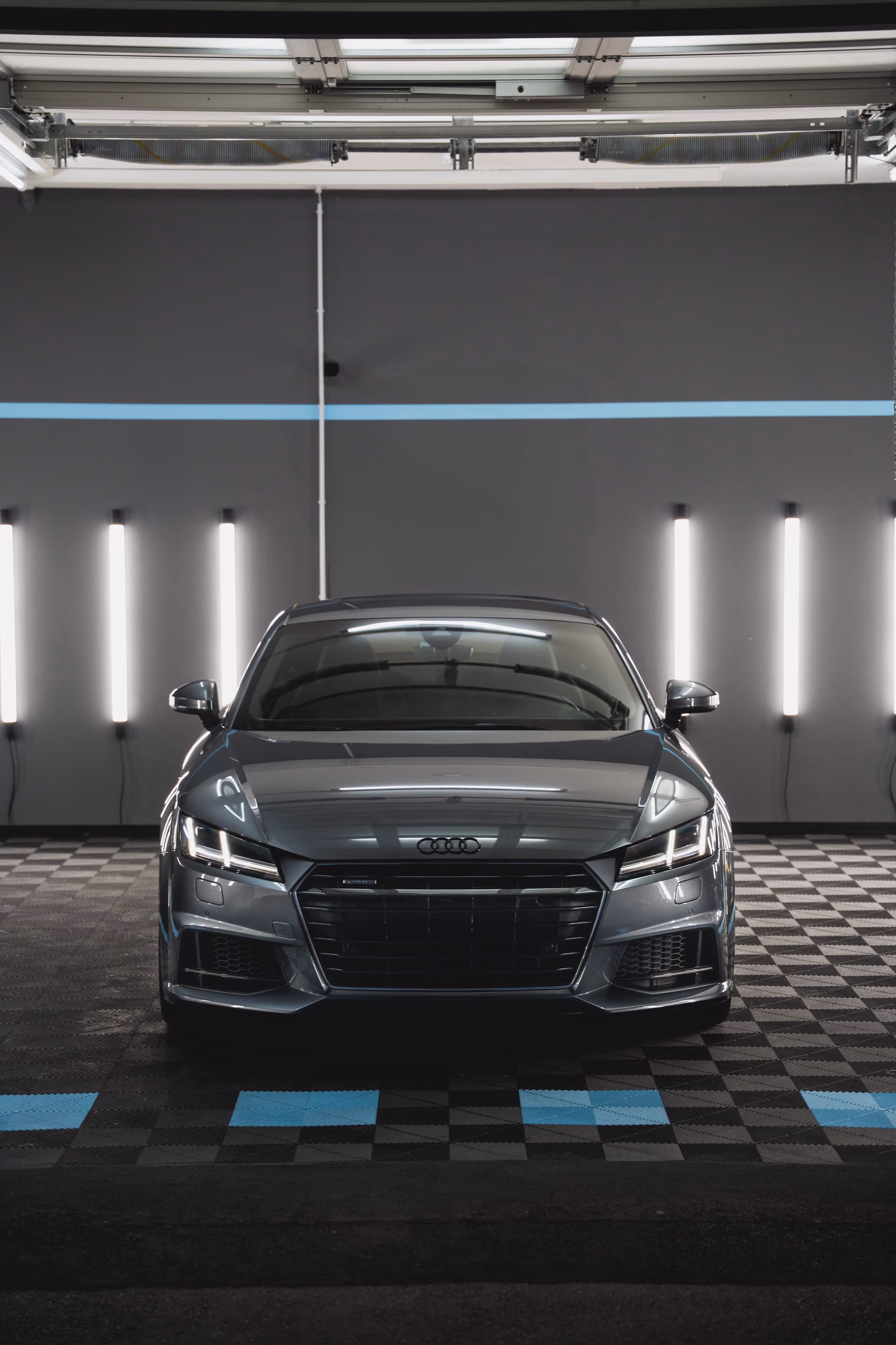 Audi TT Frontansicht in der Pflegehalle nach Komplettaufbereitung