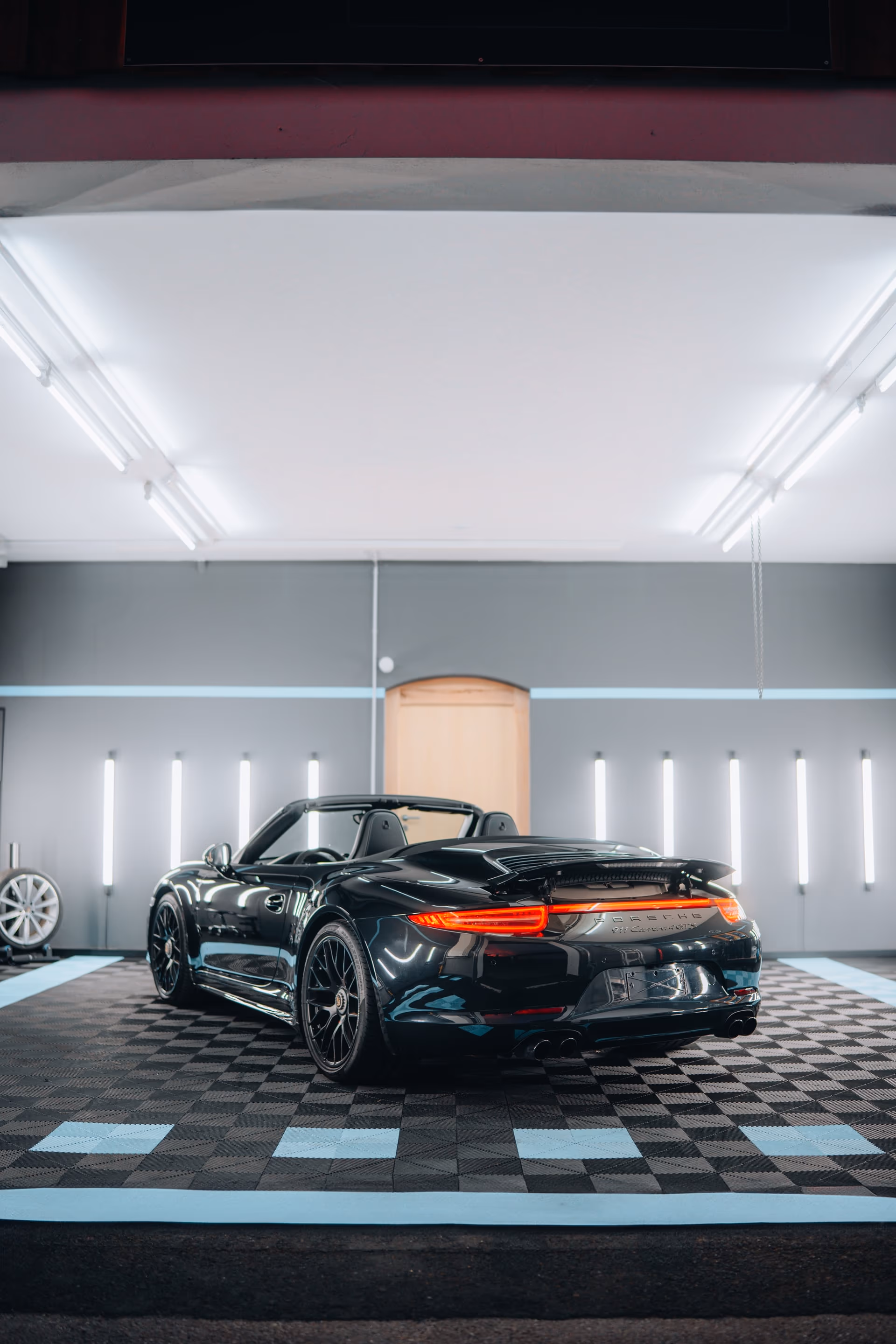 Porsche 911 Cabriolet Heckansicht in der Pflegehalle