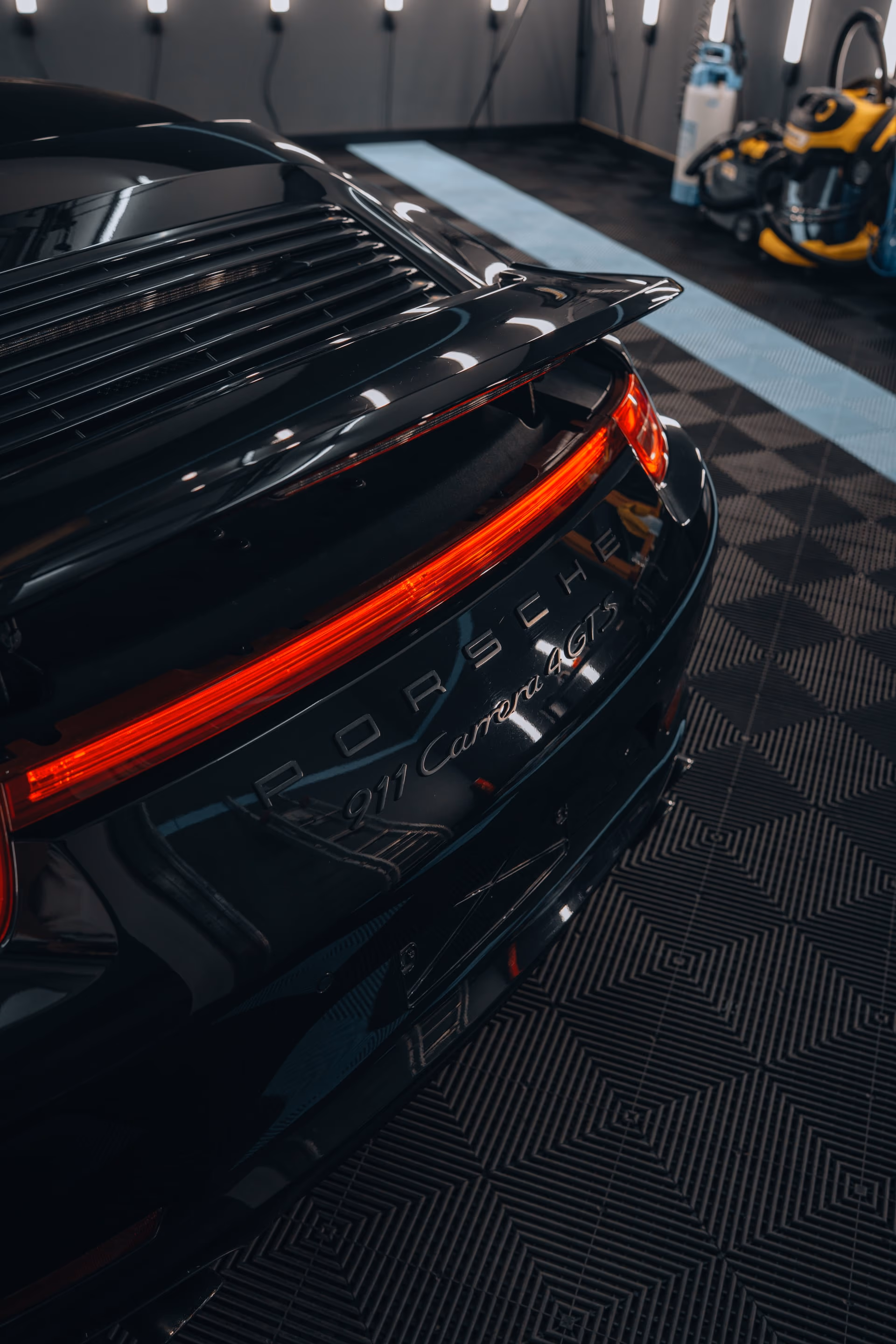 Porsche 911 Heckdetail mit Leuchtband nach Lackveredelung