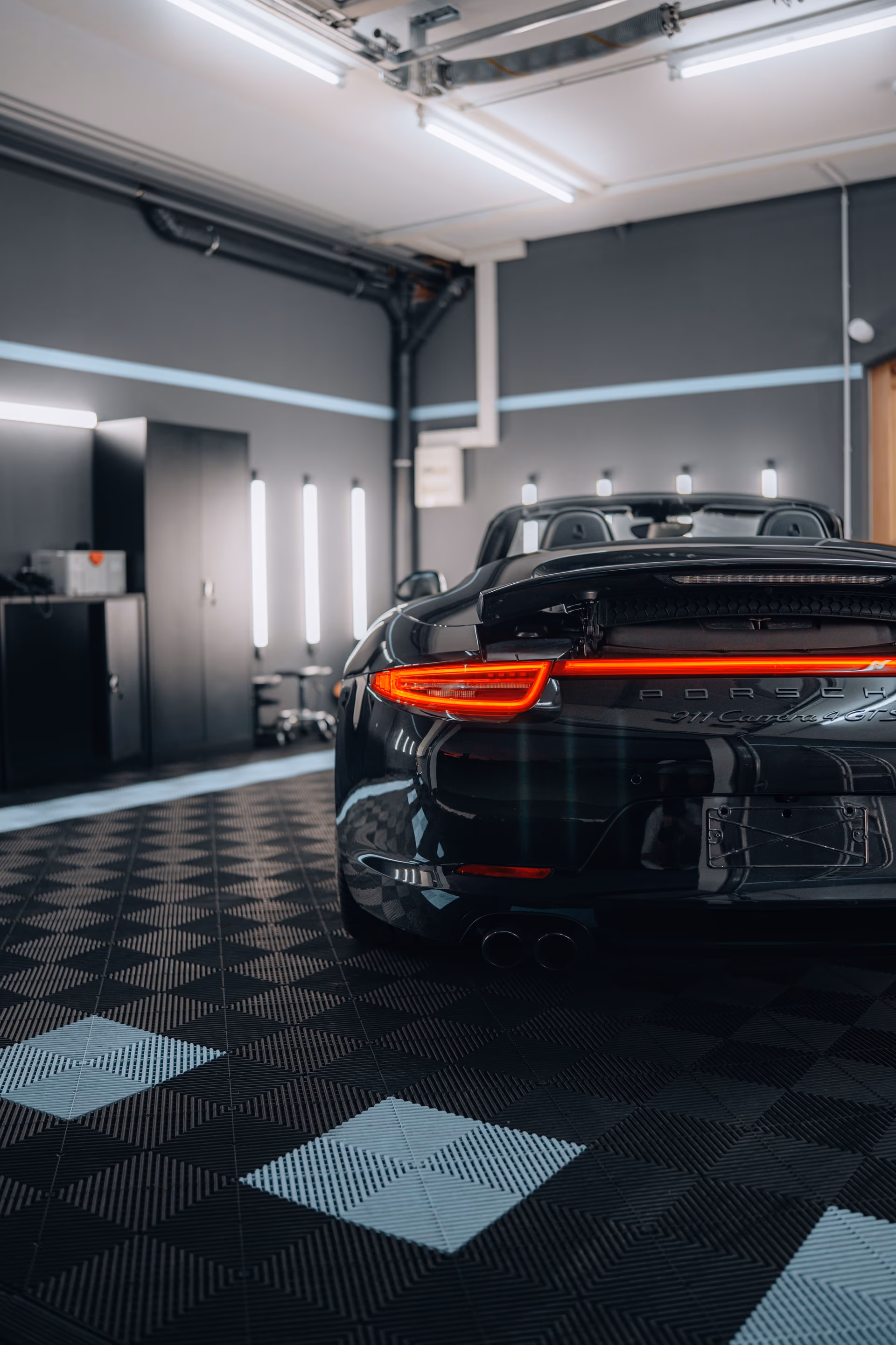 Porsche 911 Cabriolet Heckansicht nach professioneller Fahrzeugpflege