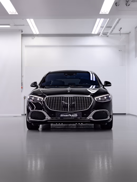 Mercedes-Maybach S-Klasse Frontansicht im Showroom – Luxury Detailing