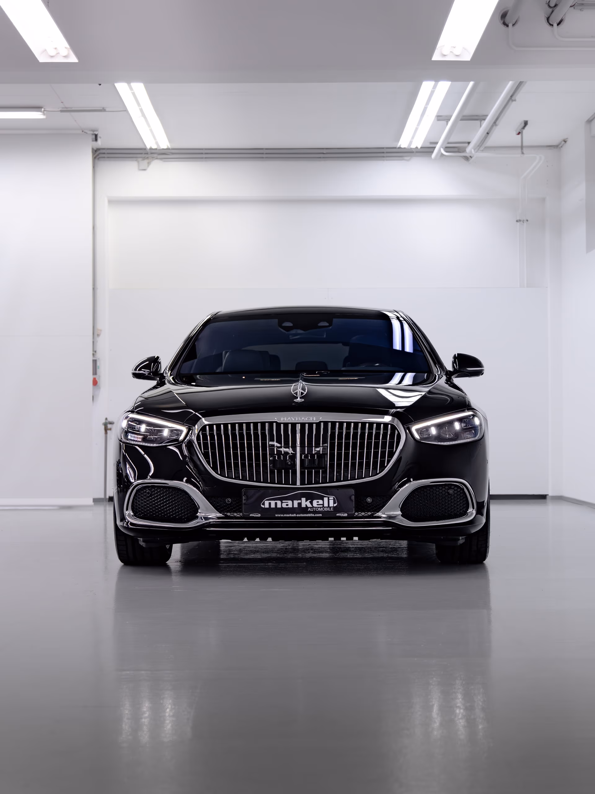Mercedes-Maybach S-Klasse Frontansicht im Showroom – Luxury Detailing