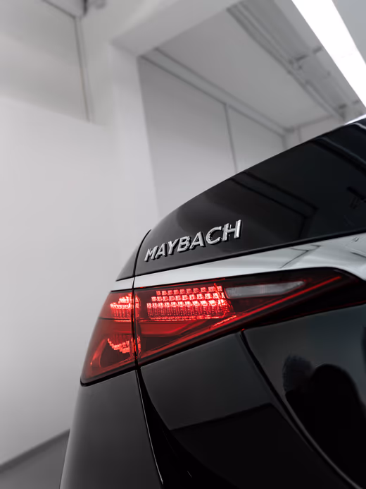 MAYBACH Schriftzug und Rückleuchte – Detailaufnahme nach Lackveredelung