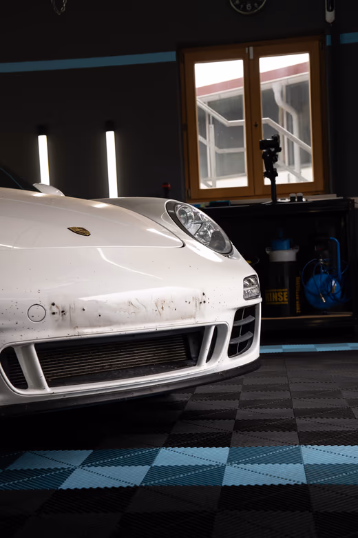 Porsche 911 GTS vor der Aufbereitung – Schmutz und Insekten auf der Front