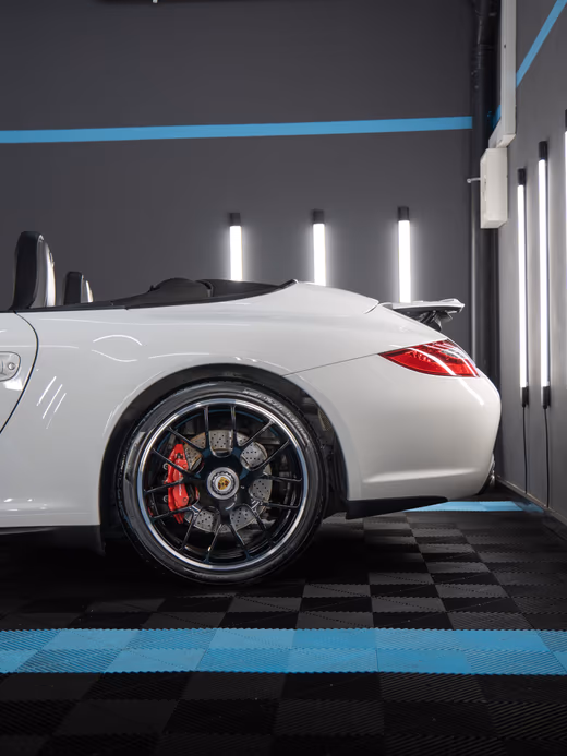 Porsche 911 GTS Heckansicht nach Lackpolitur im Detailing-Studio