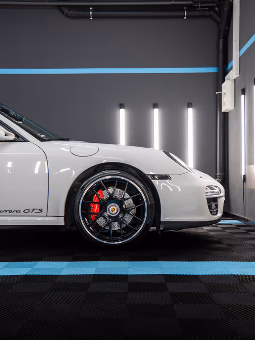 Porsche 911 GTS nach Aufbereitung – gereinigte Felgen und glänzender Lack