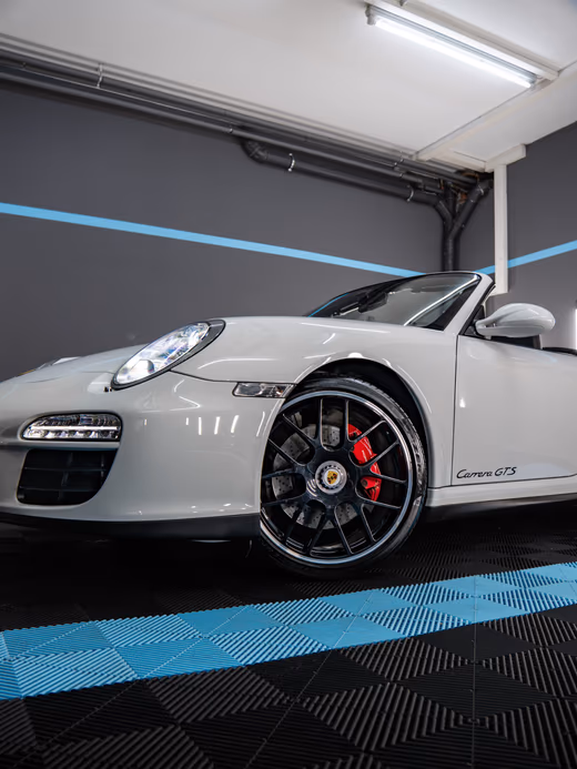 Porsche 911 GTS Cabriolet nach Fahrzeugaufbereitung – Heckpartie glänzend