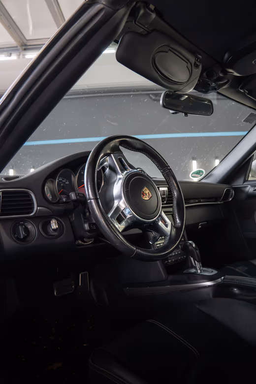 Porsche 911 Cockpit nach Innenraumaufbereitung – Lenkrad und Armaturen