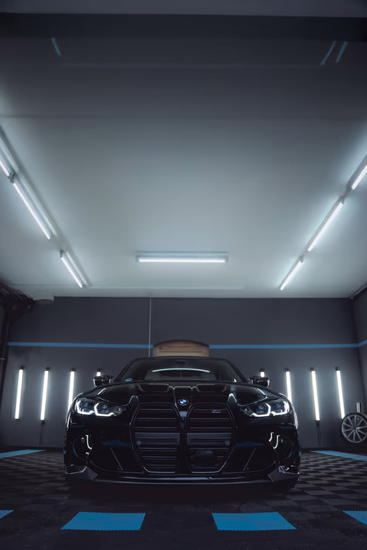 BMW M4 im Detailing-Studio – Frontpartie nach Lackversiegelung