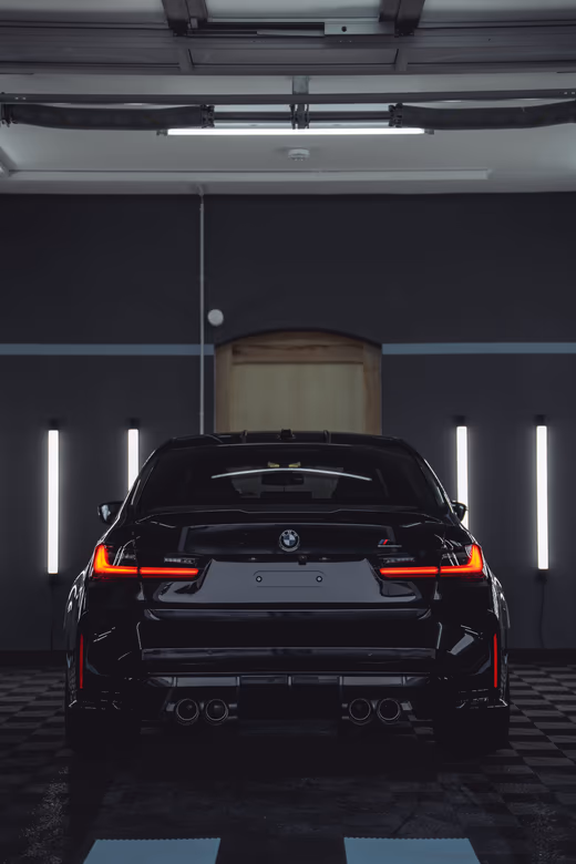 BMW M4 Heckleuchten nach Keramikversiegelung im Studio