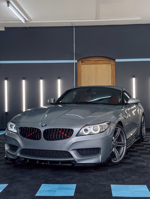 BMW Roadster nach Komplettaufbereitung – Frontansicht im Studio