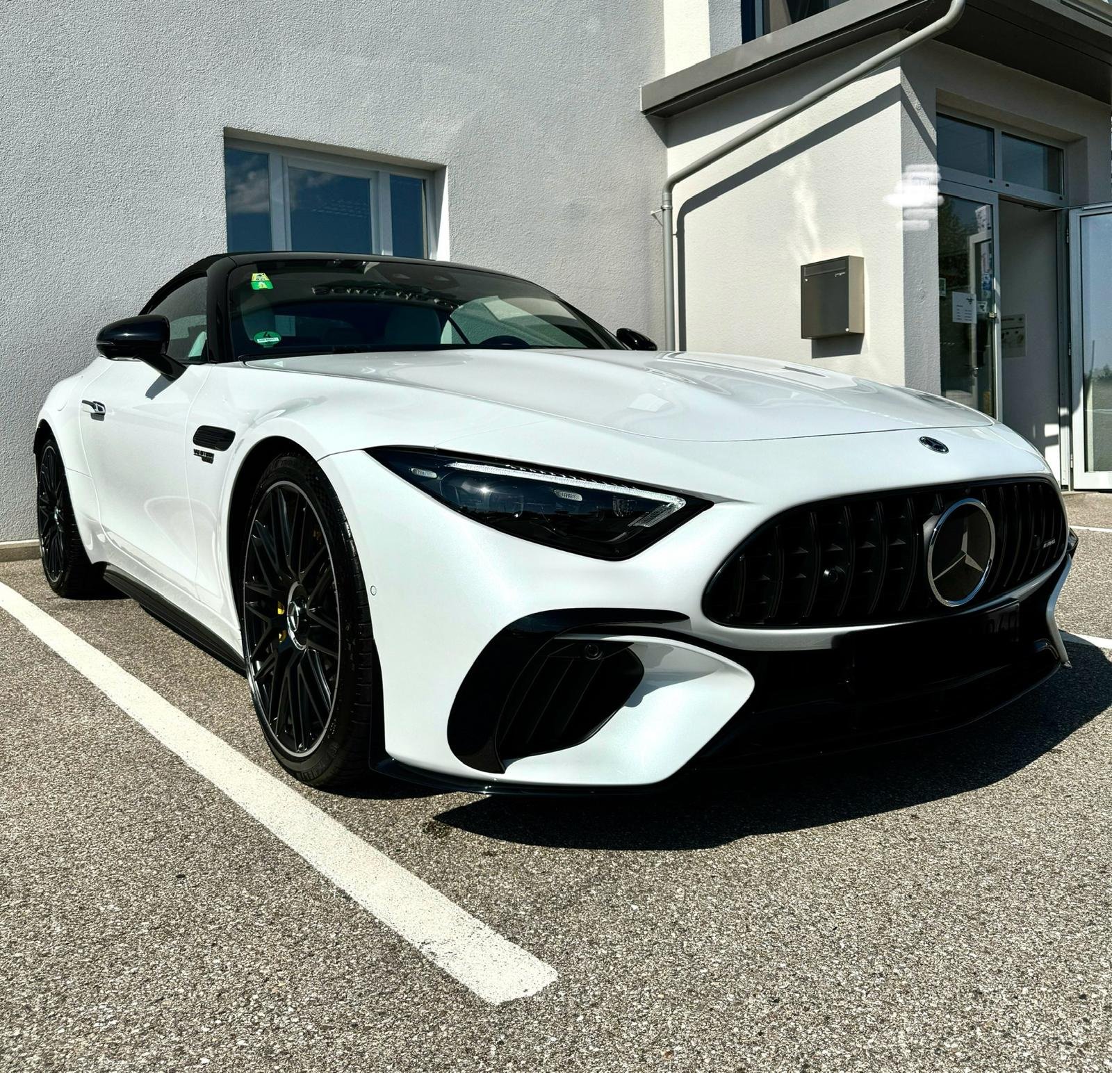 Glänzender roter Sportwagen nach Lackaufbereitung