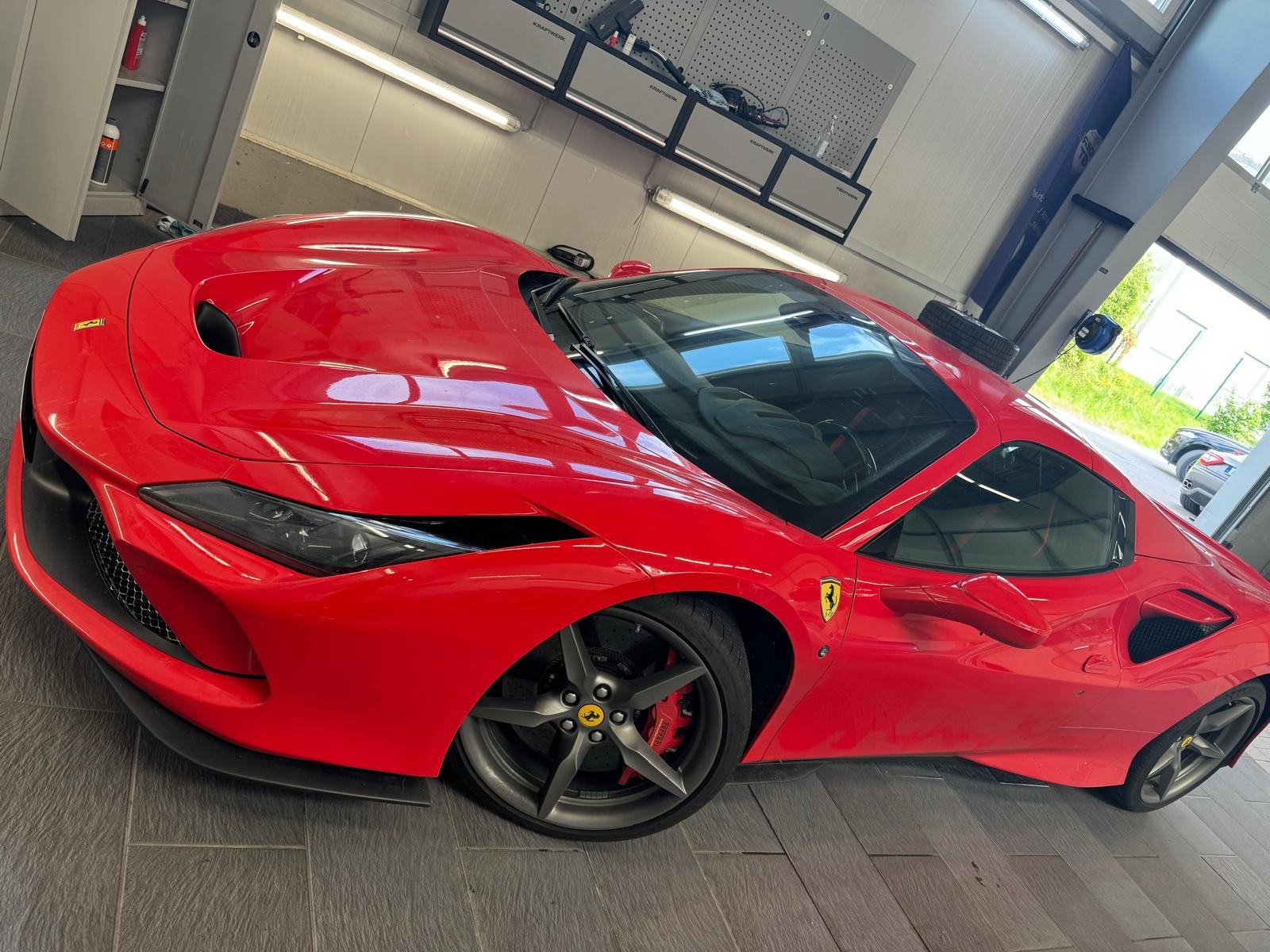 Sauberer und gepflegter Fahrzeuginnenraum eines SUV