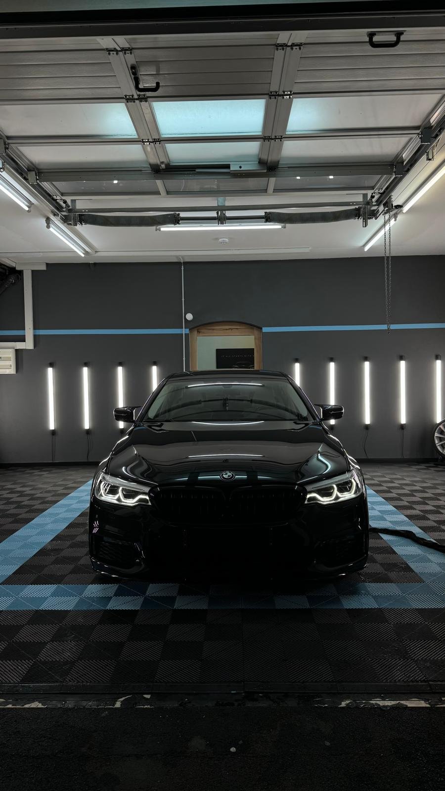 Nahaufnahme einer Keramikversiegelung auf schwarzem Lack